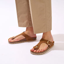 Carica l'immagine nel visualizzatore di Gallery, Cognac Brown thong BLANCA made with eco-leather