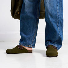 Charger l'image dans la galerie, Moss Green sabot clogs NOE made with suede leather