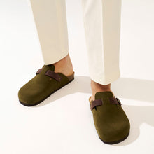 Charger l'image dans la galerie, Moss Green sabot clogs NOE made with suede leather