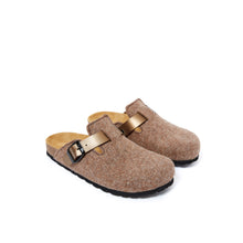 Load image into Gallery viewer, Beige sabot clogs NOE made with felt
